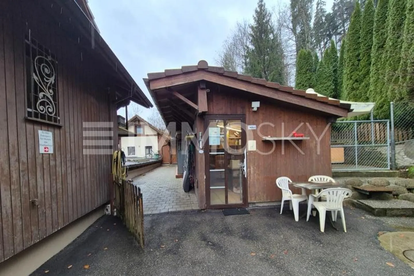 Spacious property with three buildings in one go - Photo 3 of 5