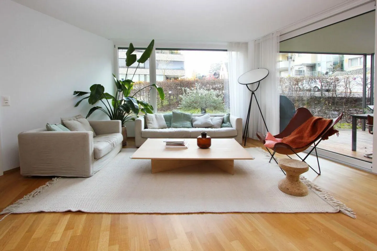 Moderne 3.5-Zimmerwohnung mit Garten und Autoeinstellplatz - Foto 1 von 12