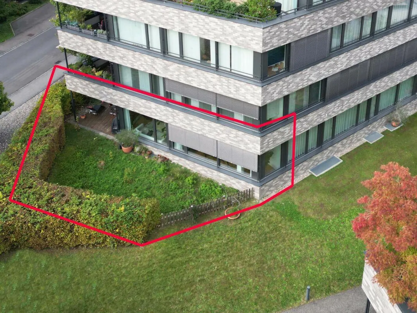 Moderne 3.5-Zimmerwohnung mit Garten und Autoeinstellplatz - Foto 2 von 12