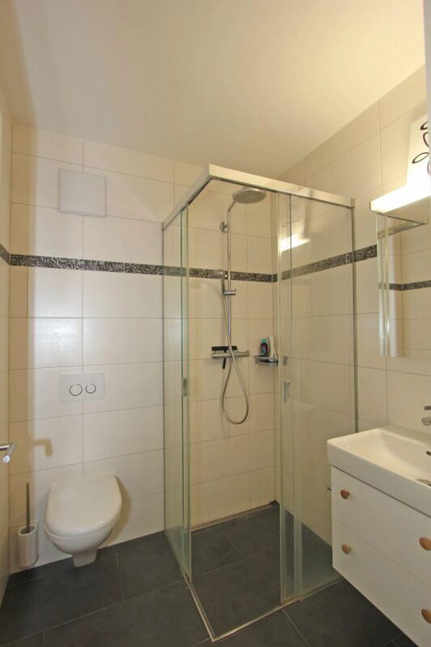 Moderne 3.5-Zimmerwohnung mit Garten und Autoeinstellplatz - Foto 11 von 12