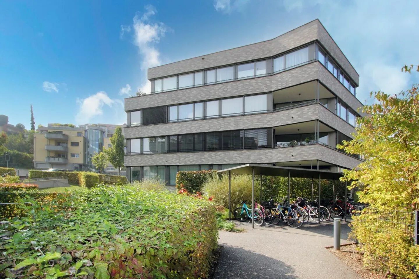 Moderne 3.5-Zimmerwohnung mit Garten und Autoeinstellplatz - Foto 12 von 12
