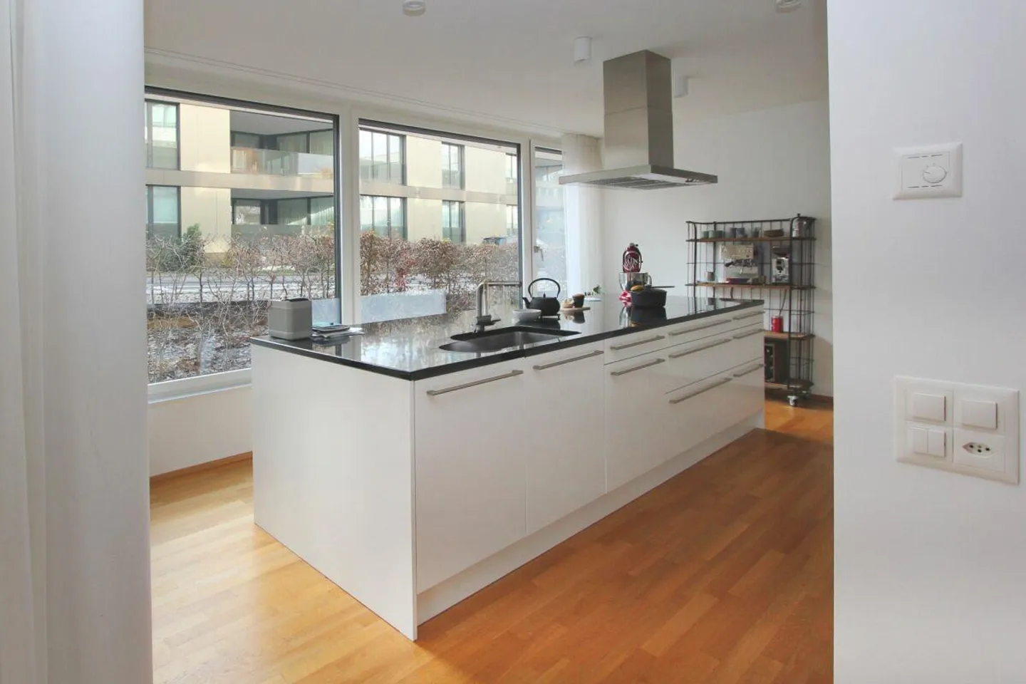 Moderne 3.5-Zimmerwohnung mit Garten und Autoeinstellplatz - Foto 5 von 12