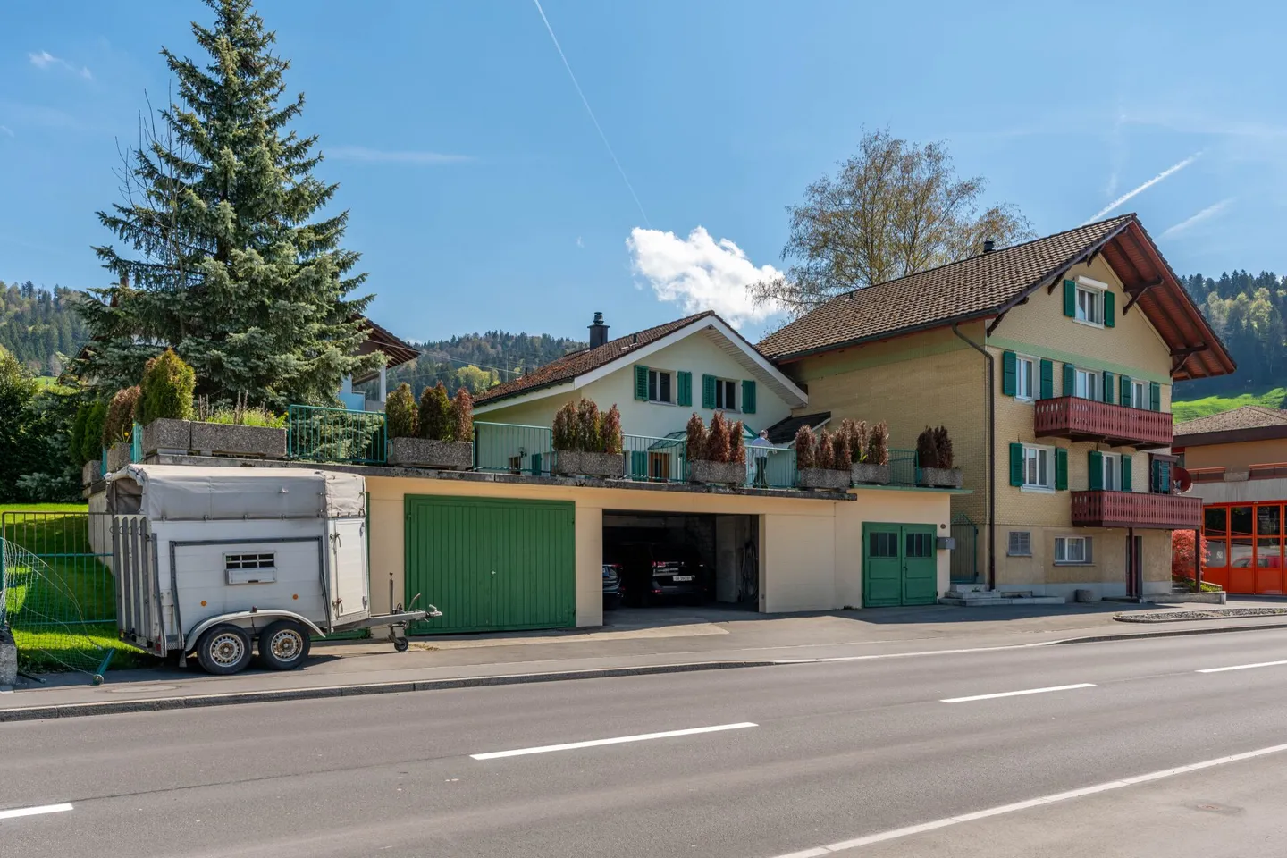 Familienhaus mit separater Einheit - Foto 2 von 12