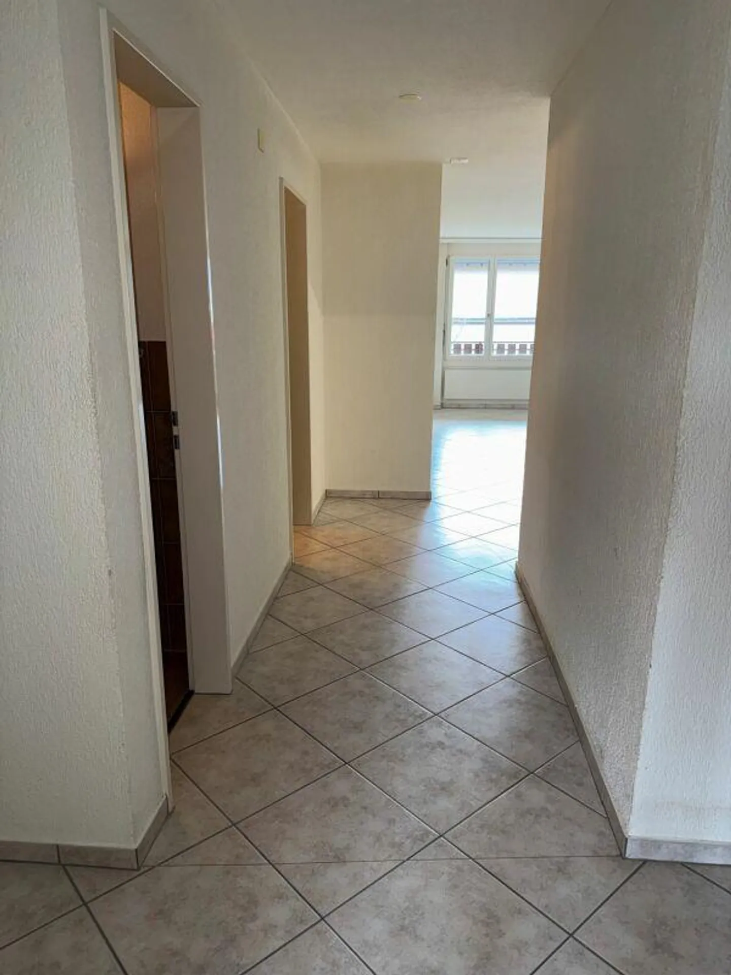 Appartement 3 1/2 pièces (également idéal comme appartement de vacances) - Photo 3 sur 14