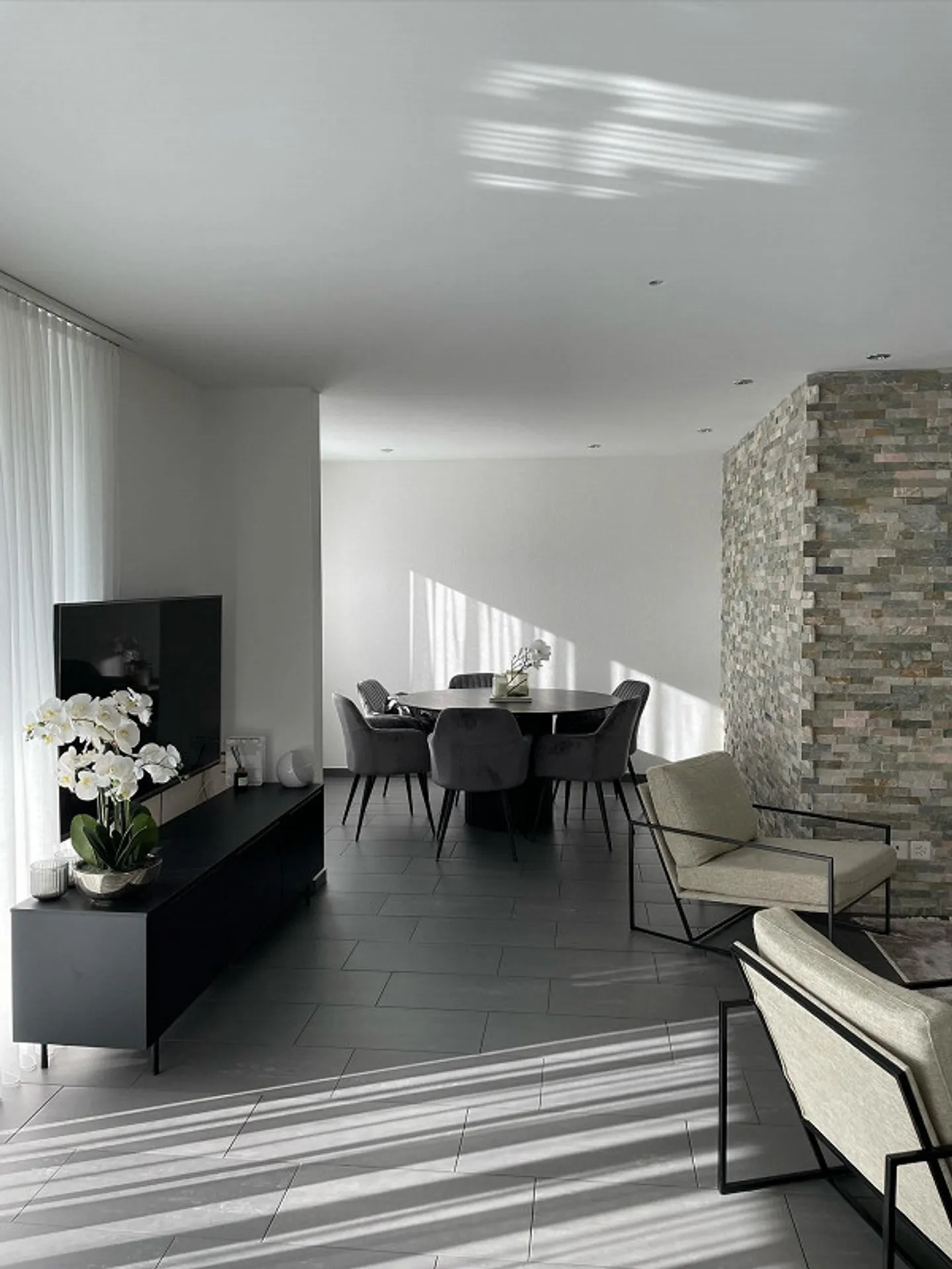 Moderne 4.5-Zimmer-Wohnung mit Balkon und Garage in Hunzenschwil - Foto 2 von 15