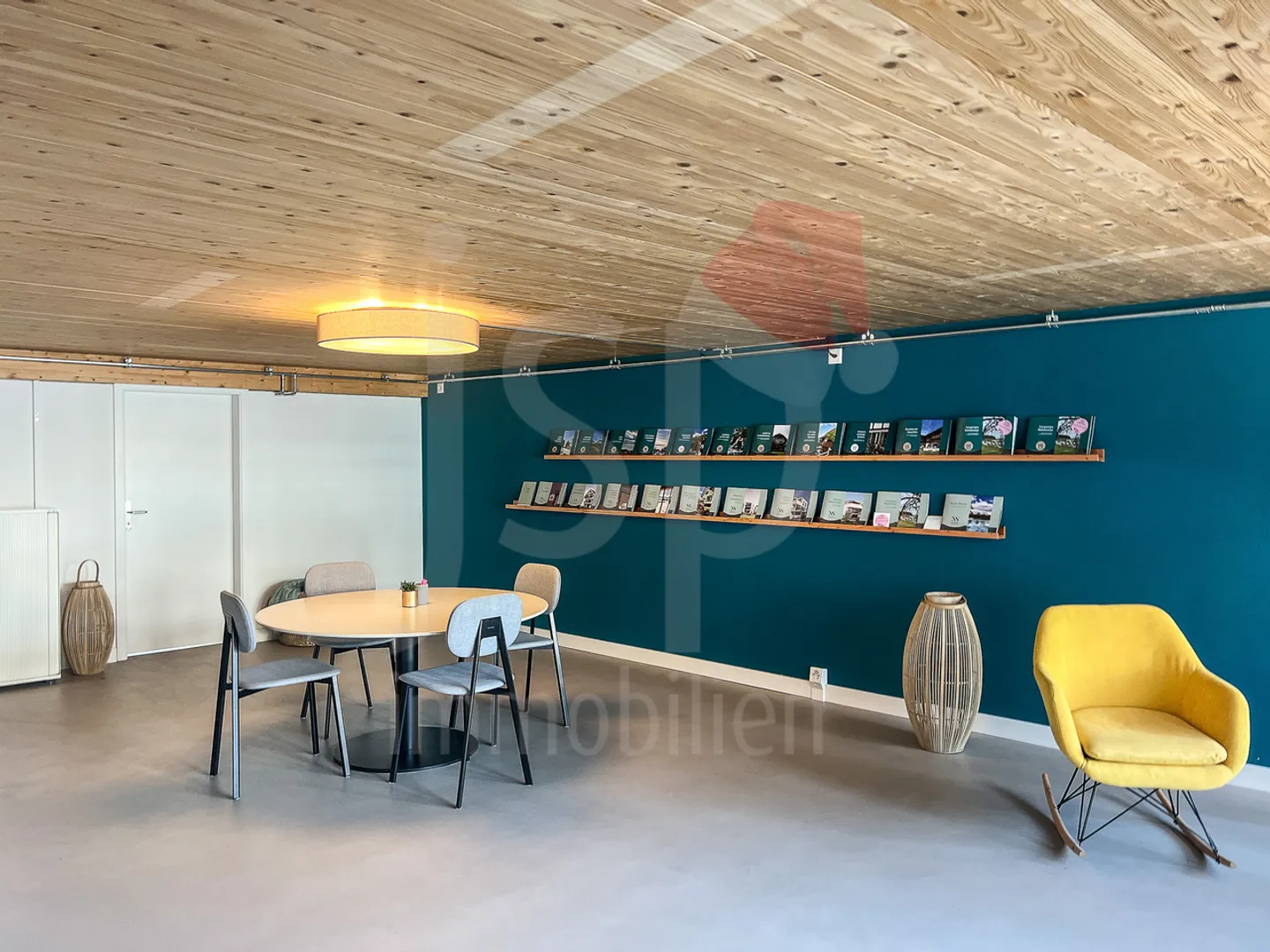 In the middle of the village; premises for office, sales - Photo 3 of 11