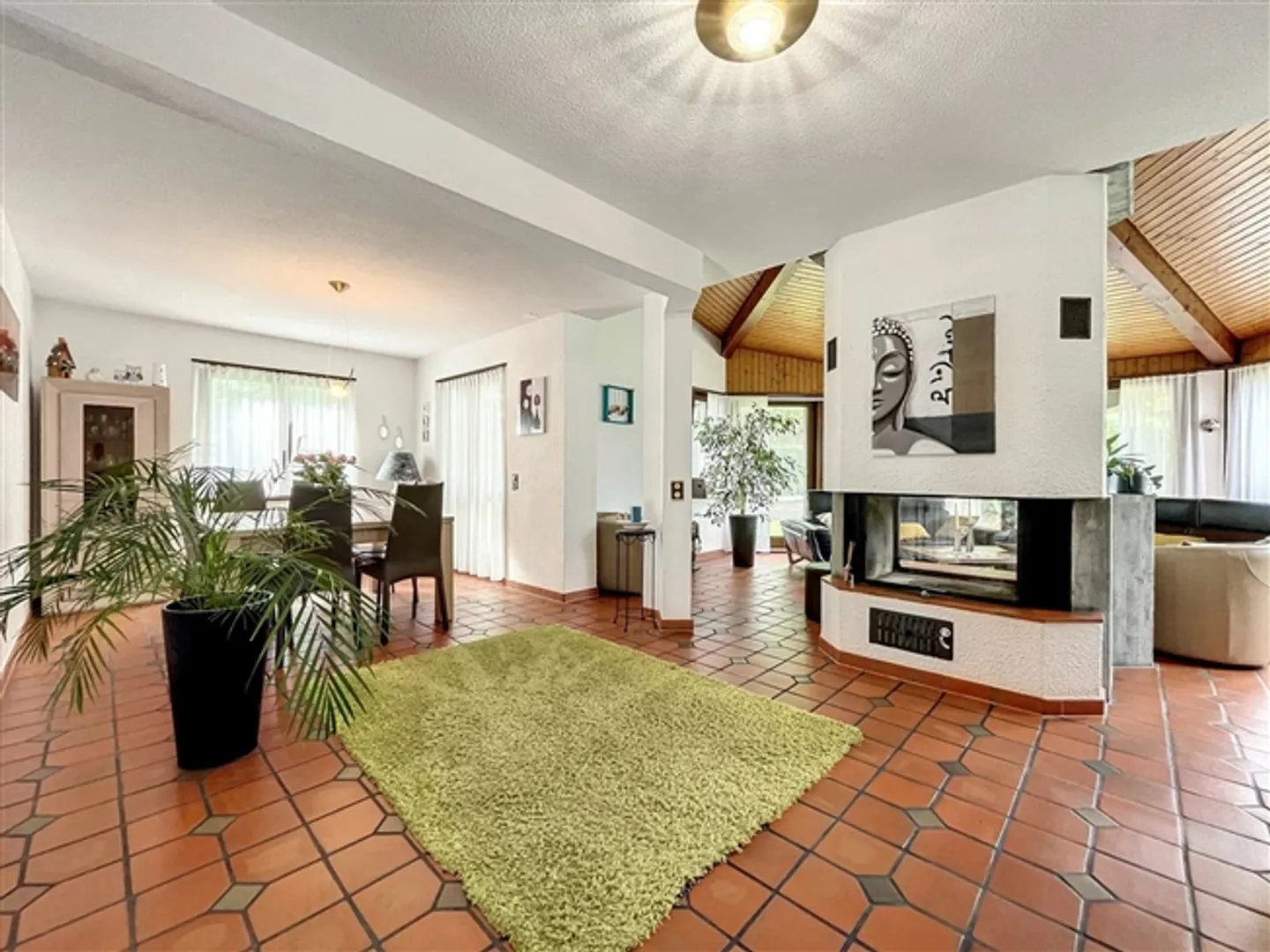 Extraordinary villa with outbuilding - Photo 2 of 15