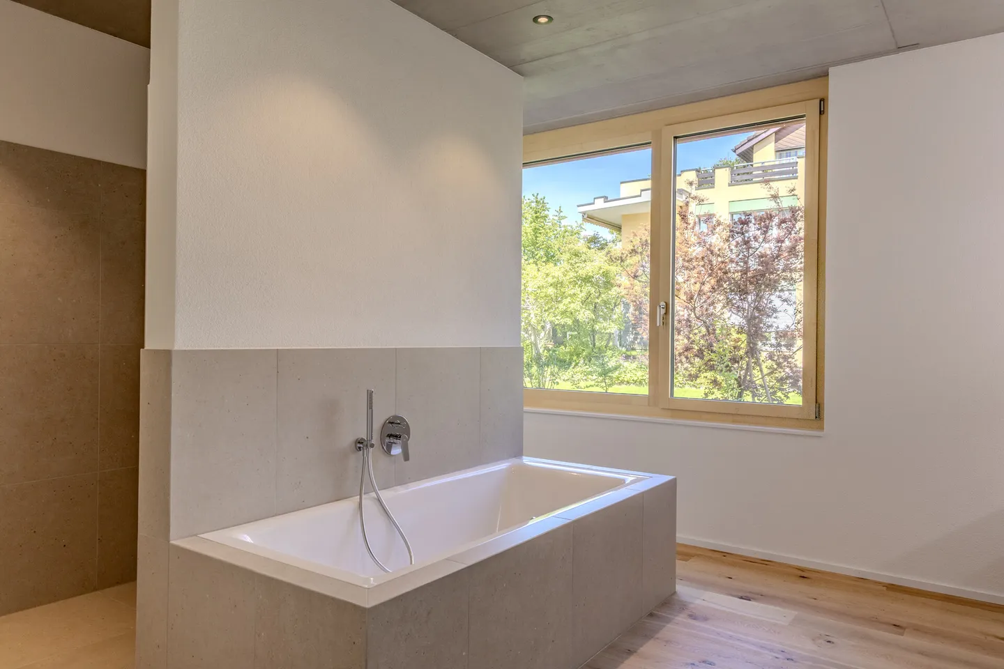 Appartement spacieux avec jardin - Photo 5 sur 10