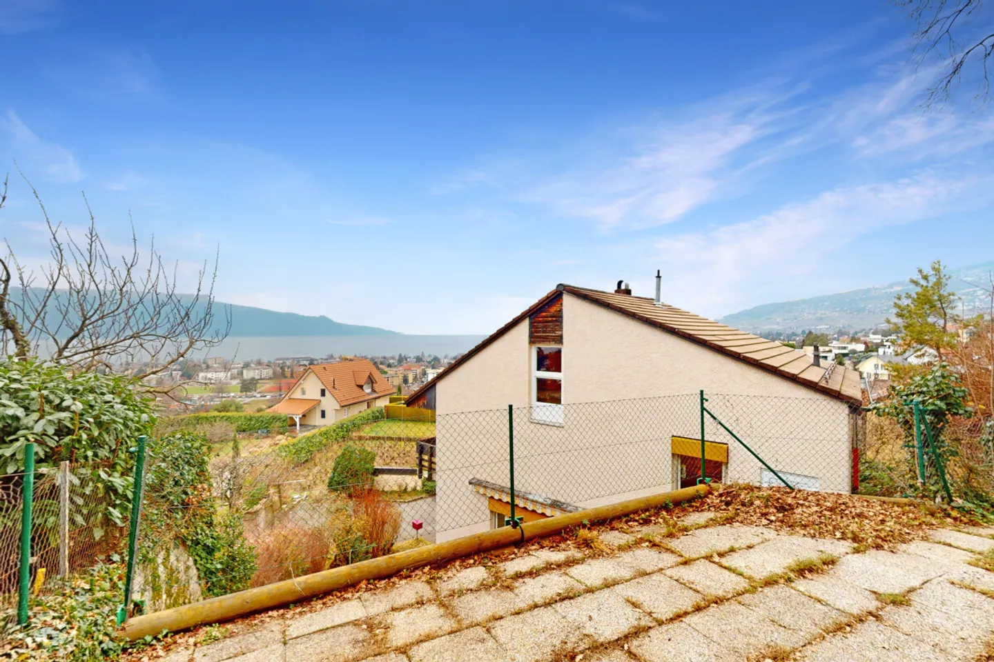 Family villa with modular layout and panoramic view of the lake and the Alps - Photo 3 of 13