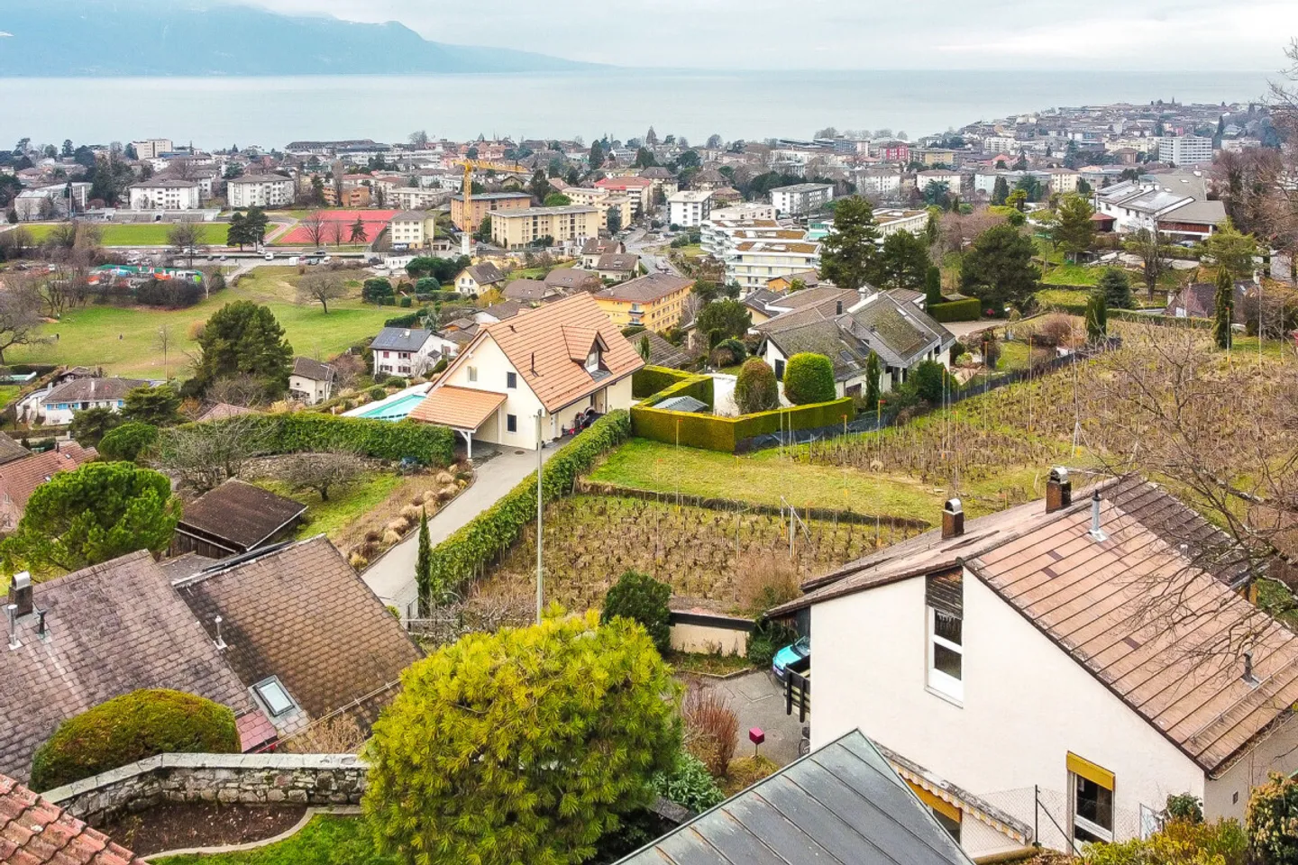 Family villa with modular layout and panoramic view of the lake and the Alps - Photo 1 of 13