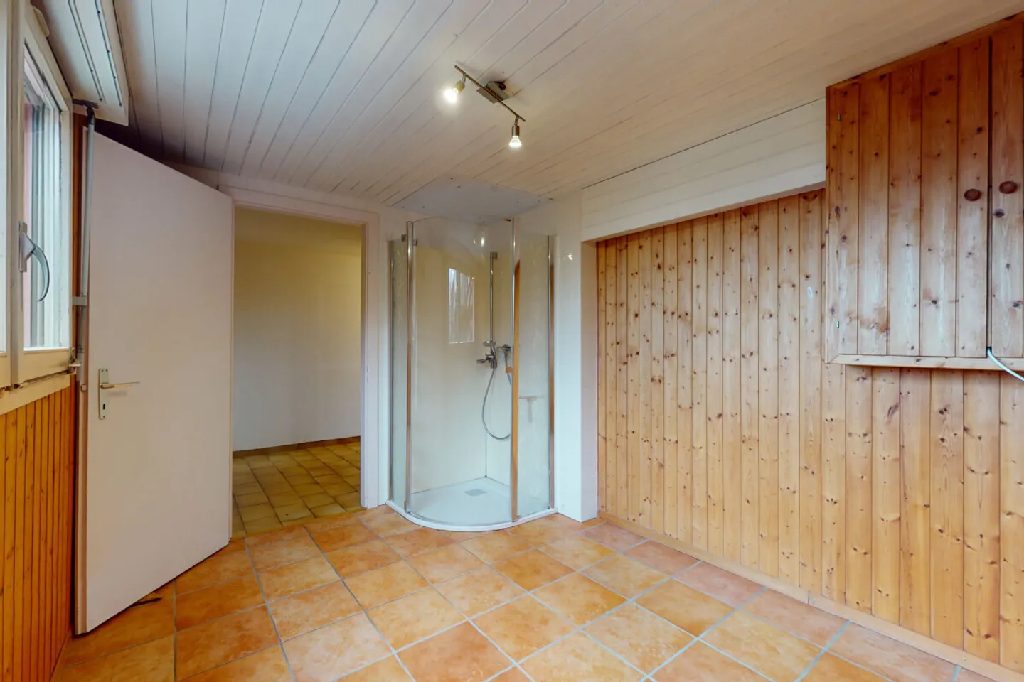 Family villa with modular layout and panoramic view of the lake and the Alps - Photo 11 of 13