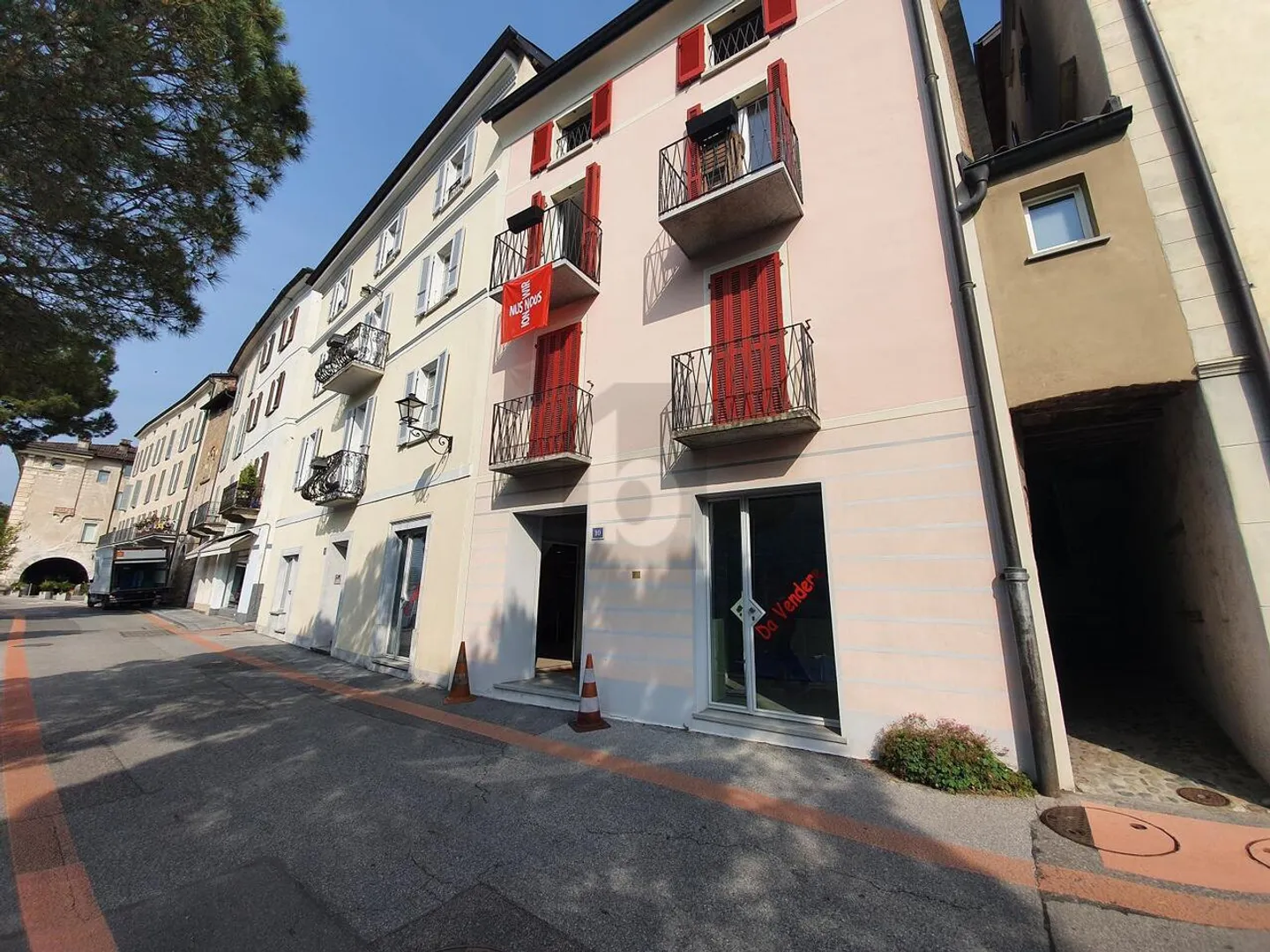 ACTIVITÉ DANS UN EMPLACEMENT STRATÉGIQUE À MORCOTE - Photo 1 sur 5