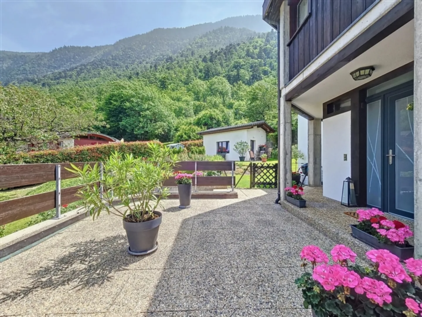 Extraordinary villa with outbuilding - Photo 11 of 15