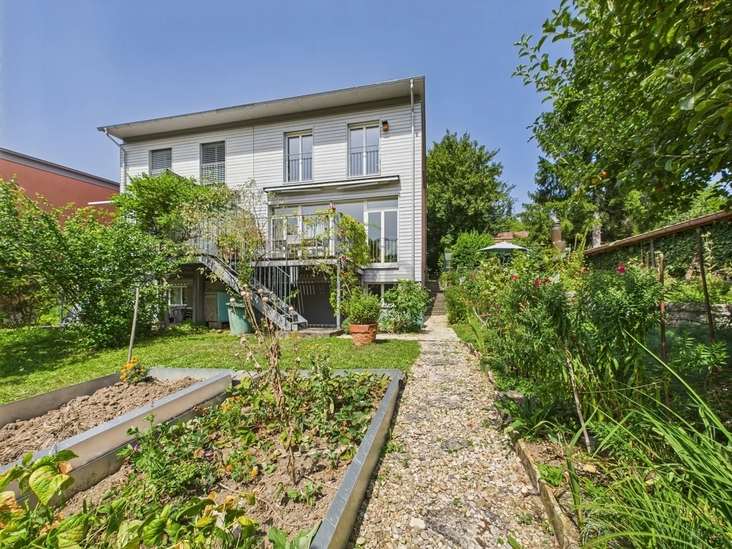 Incantevole casa angolare di 4,5 stanze con bel giardino - Foto 1 di 13