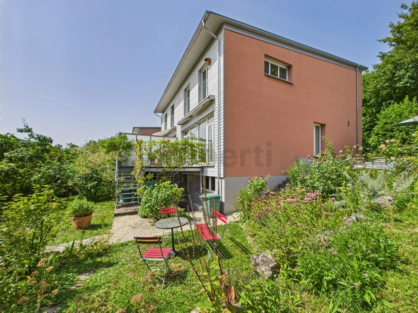 Incantevole casa angolare di 4,5 stanze con bel giardino - Foto 2 di 13