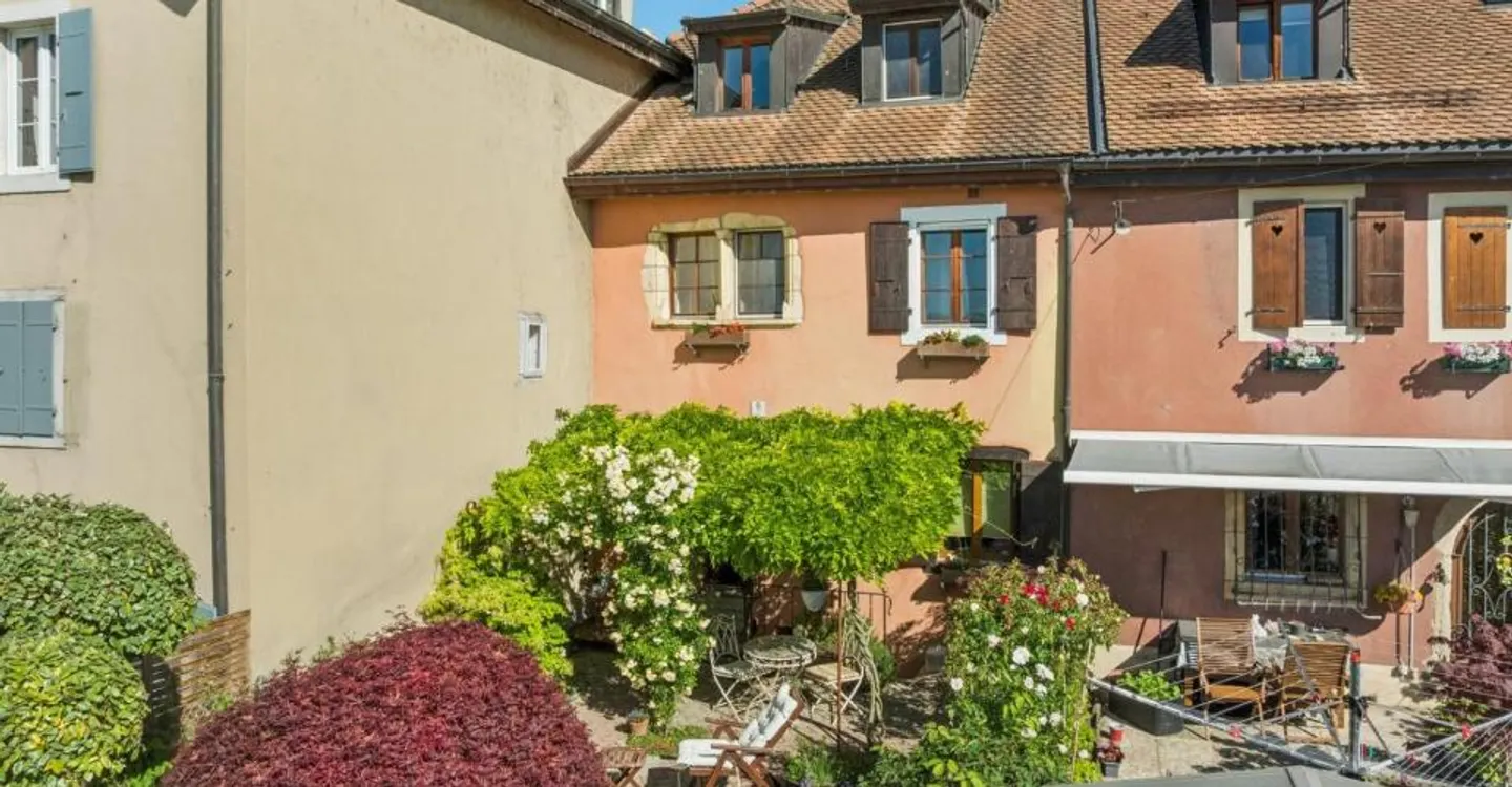 Charaktervolles Dorfhaus mit Blick auf den Neuenburgersee! - Foto 1 von 11