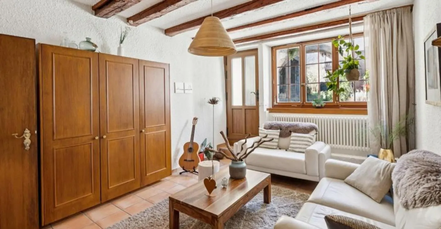 Charaktervolles Dorfhaus mit Blick auf den Neuenburgersee! - Foto 4 von 11