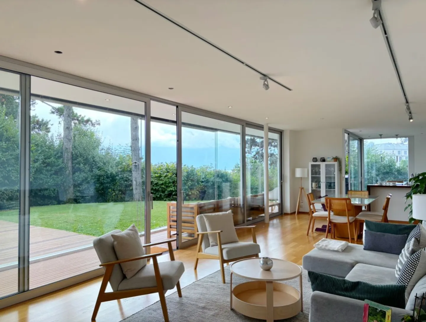 Appartement moderne de 5,5 pièces au rez-de-chaussée avec jardin et vue sur le lac à Vevey - Photo 2 sur 13