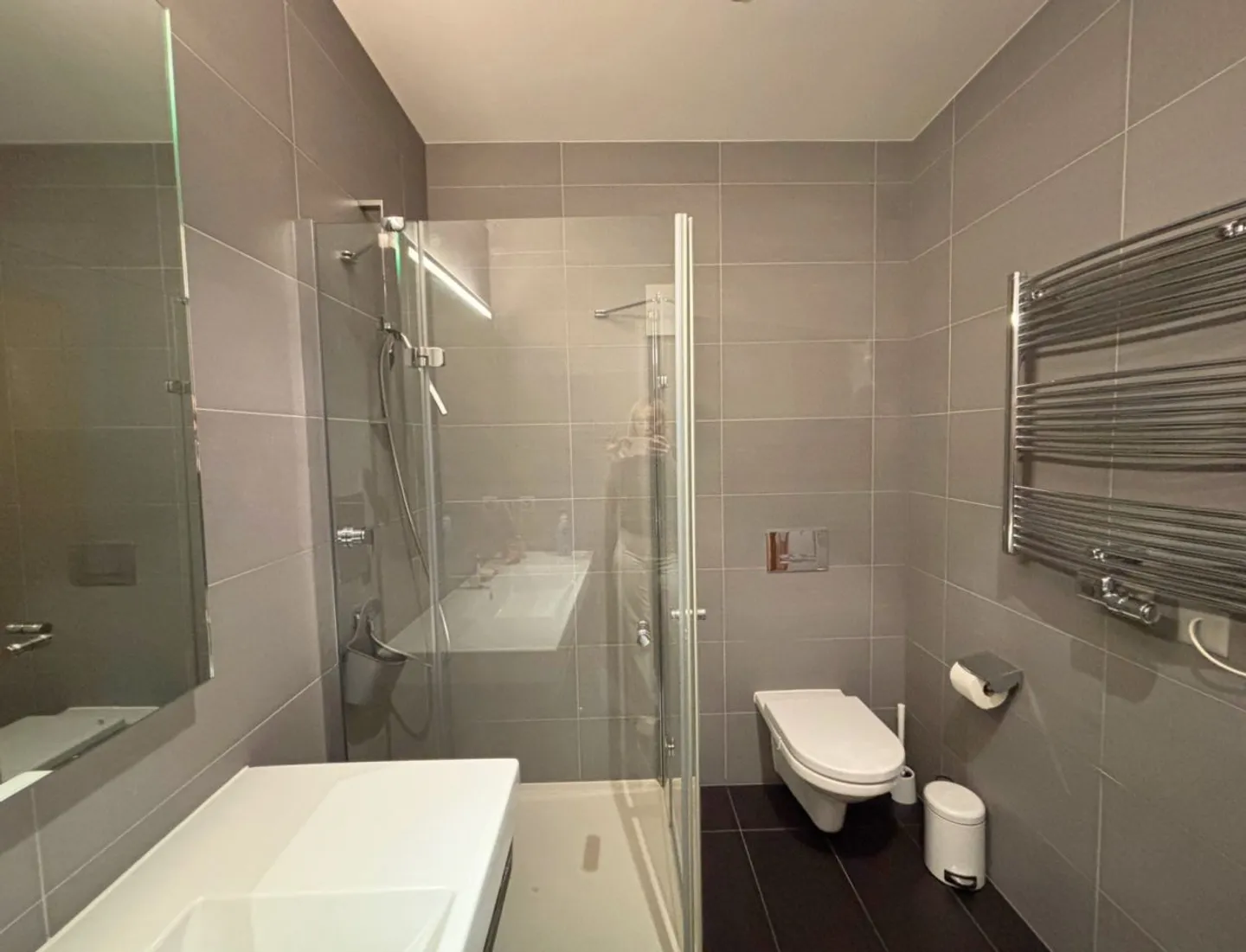 Appartement moderne de 5,5 pièces au rez-de-chaussée avec jardin et vue sur le lac à Vevey - Photo 7 sur 13