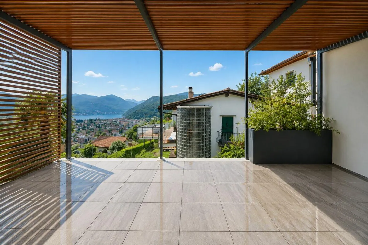 Pura - Appartement penthouse exclusif de 4,5 pièces avec grande terrasse et vue sur le lac - Photo 2 sur 9
