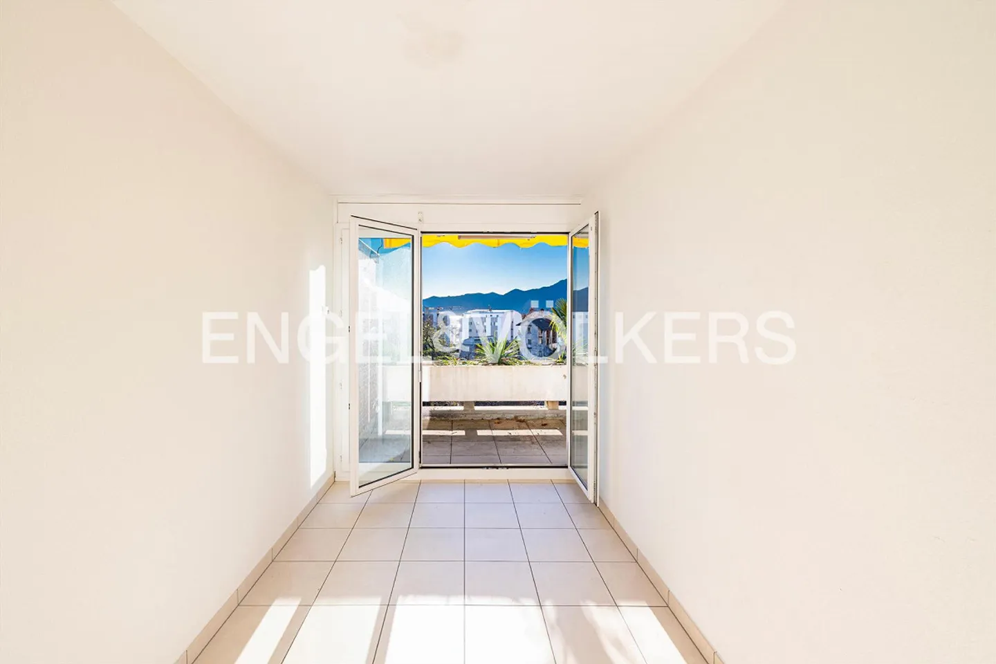 Sunny Penthouse Apartment Above Lake Maggiore (23) - Photo 7 of 10