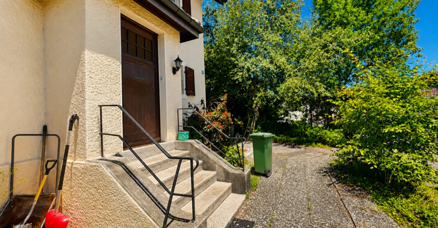 Charmante Doppelhaushälfte mit Garagen - Foto 7 von 12