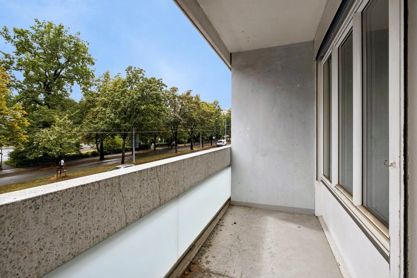 Charming Apartment with Balcony - Photo 4 of 11
