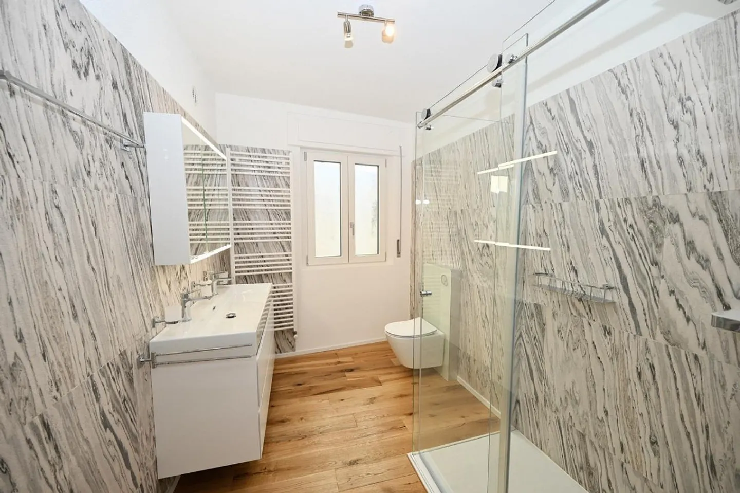Appartement entièrement rénové avec vue sur le lac à Ponte Tresa - Photo 9 sur 13