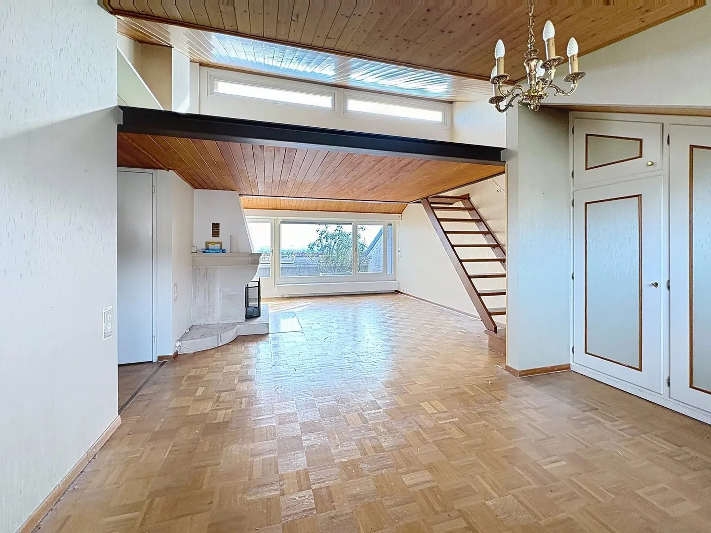 Charming Top-Floor Apartment - Photo 3 of 11