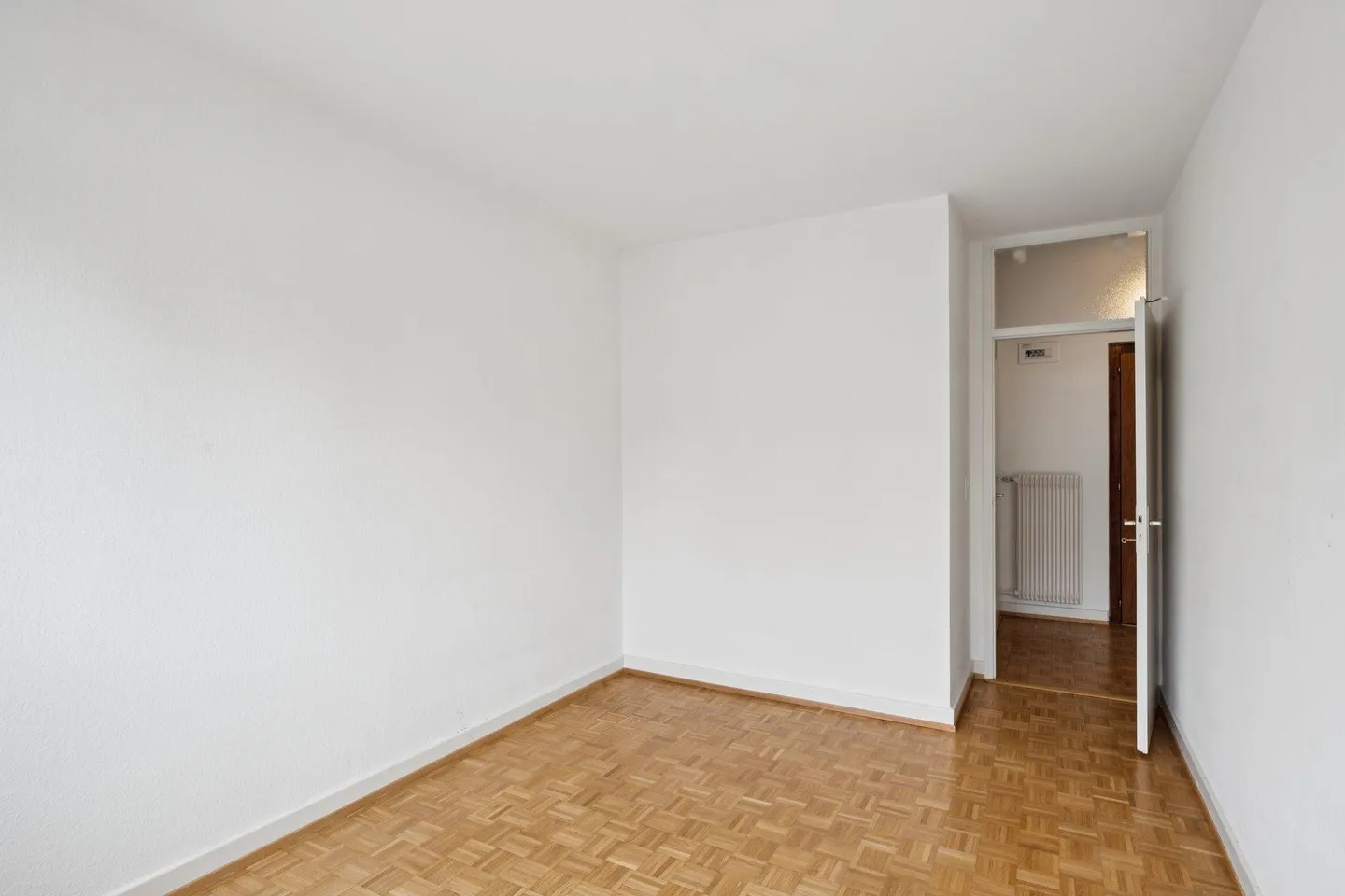 Charming Apartment with Balcony - Photo 6 of 11
