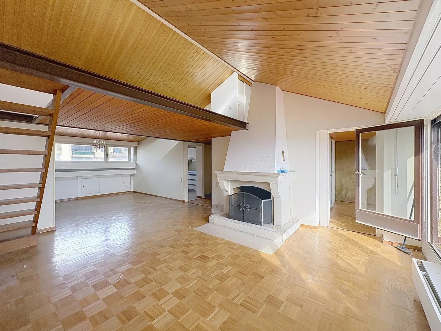 Charming Top-Floor Apartment - Photo 4 of 11