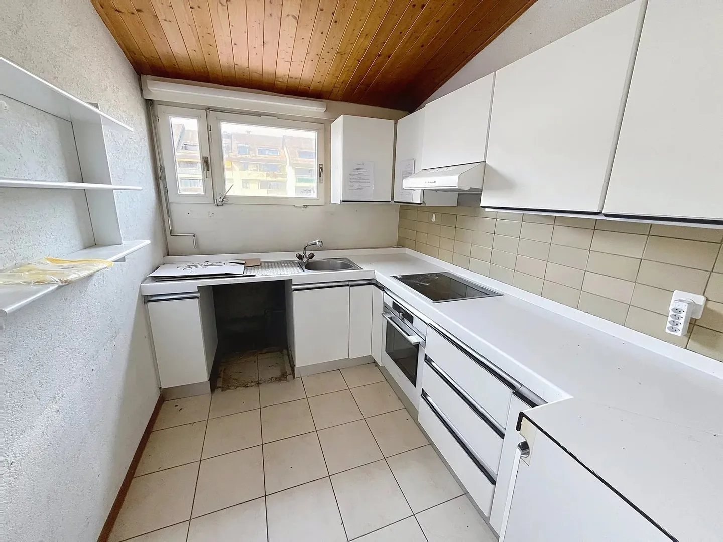 Charming Top-Floor Apartment - Photo 5 of 11