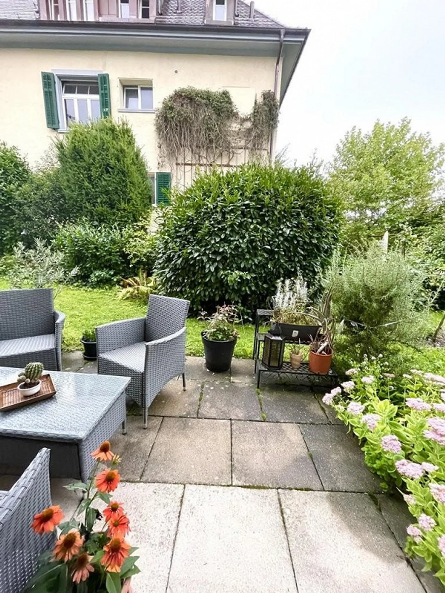 Bijou au Zürichberg, appartement moderne avec coin salon dans le jardin - Photo 2 sur 7