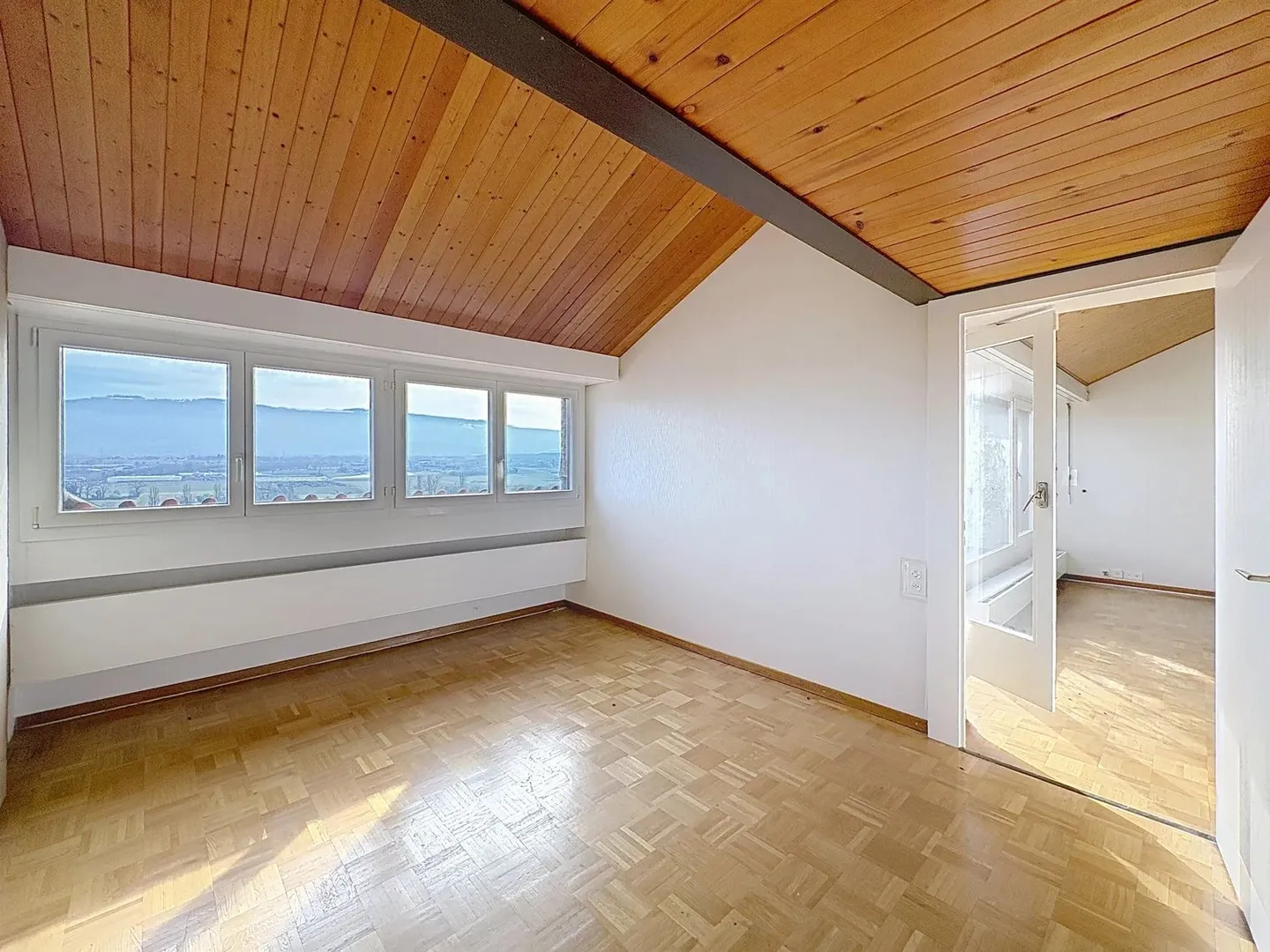 Charming Top-Floor Apartment - Photo 6 of 11