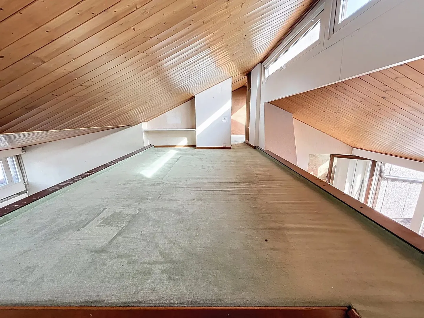 Charming Top-Floor Apartment - Photo 7 of 11