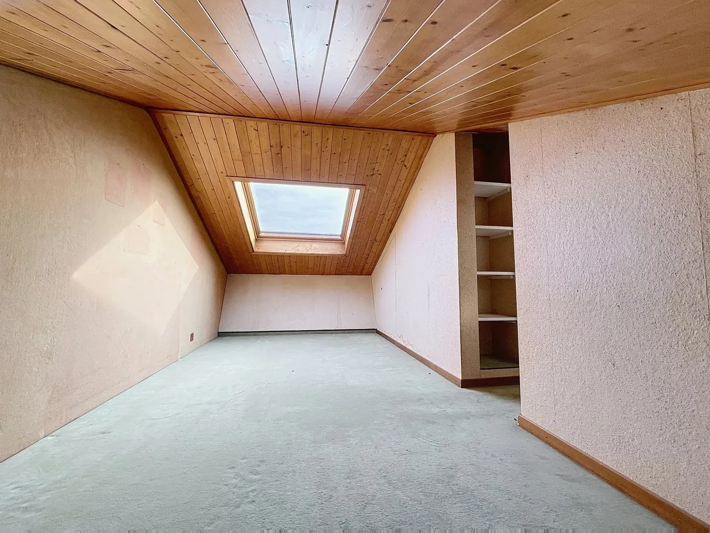 Charming Top-Floor Apartment - Photo 9 of 11