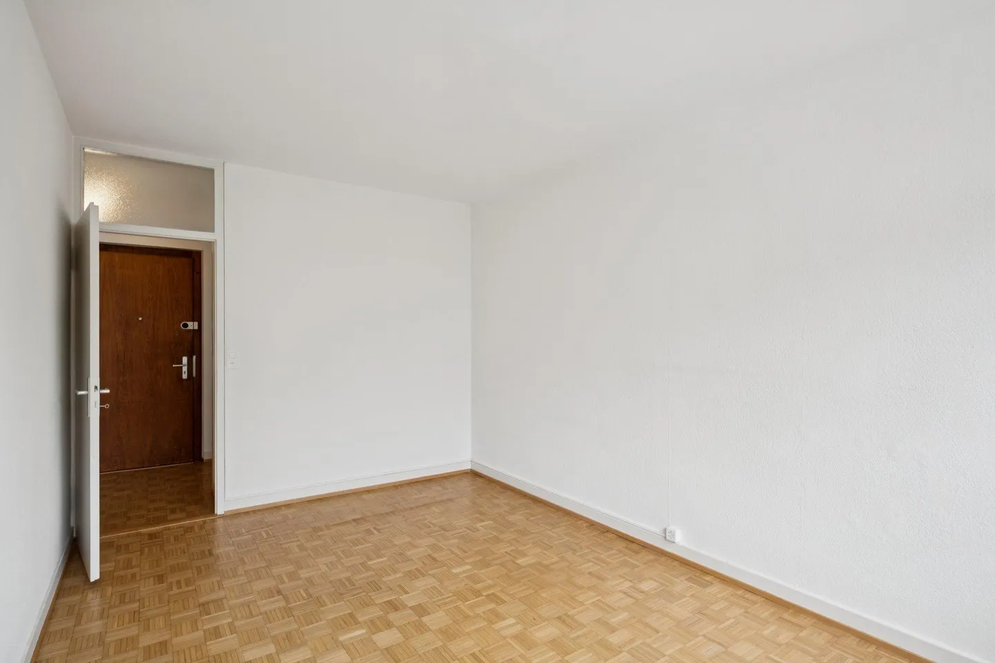 Charming Apartment with Balcony - Photo 8 of 11