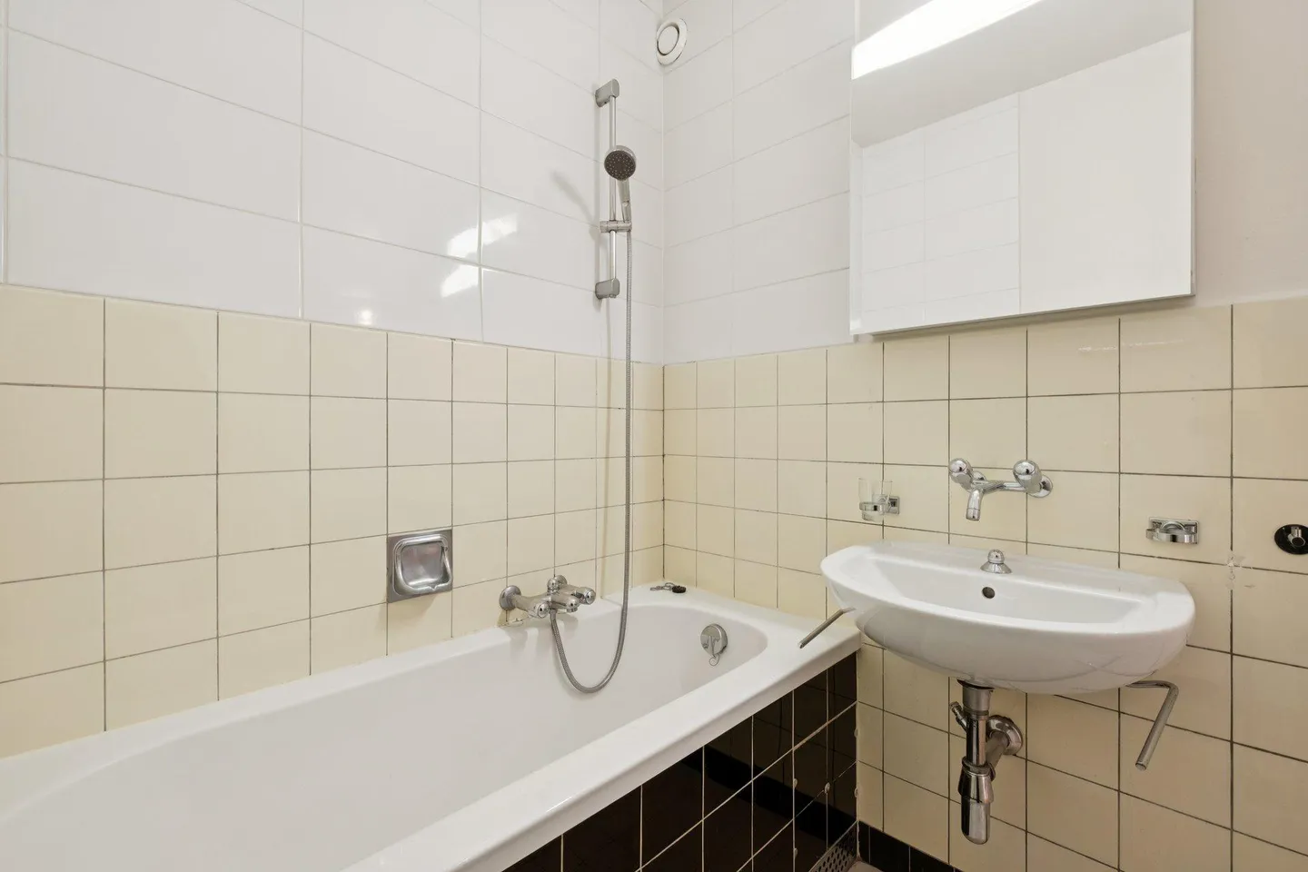 Charming Apartment with Balcony - Photo 9 of 11