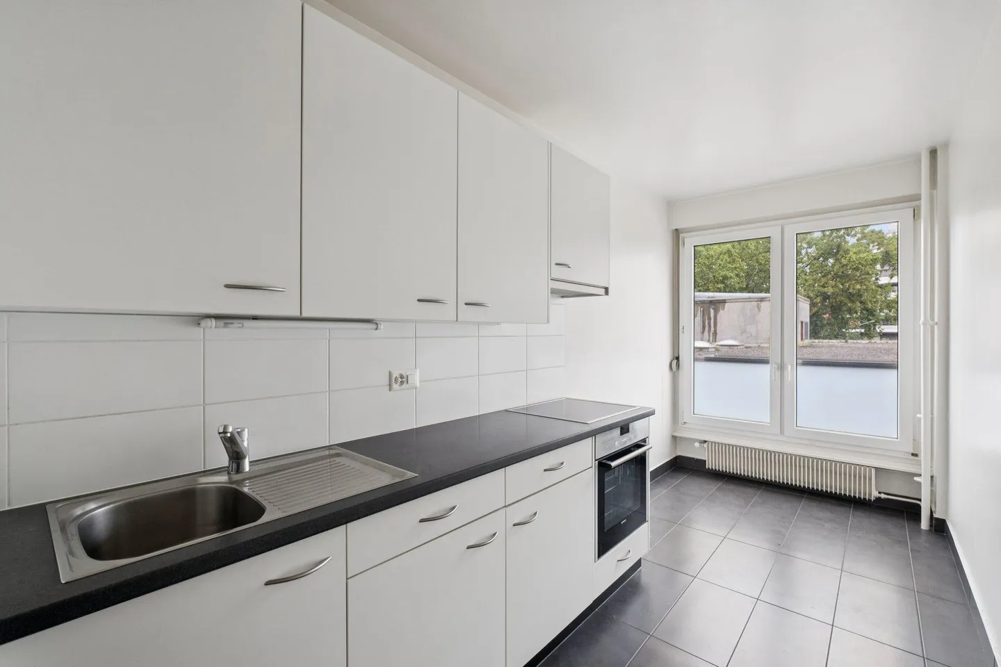 Charming Apartment with Balcony - Photo 10 of 11