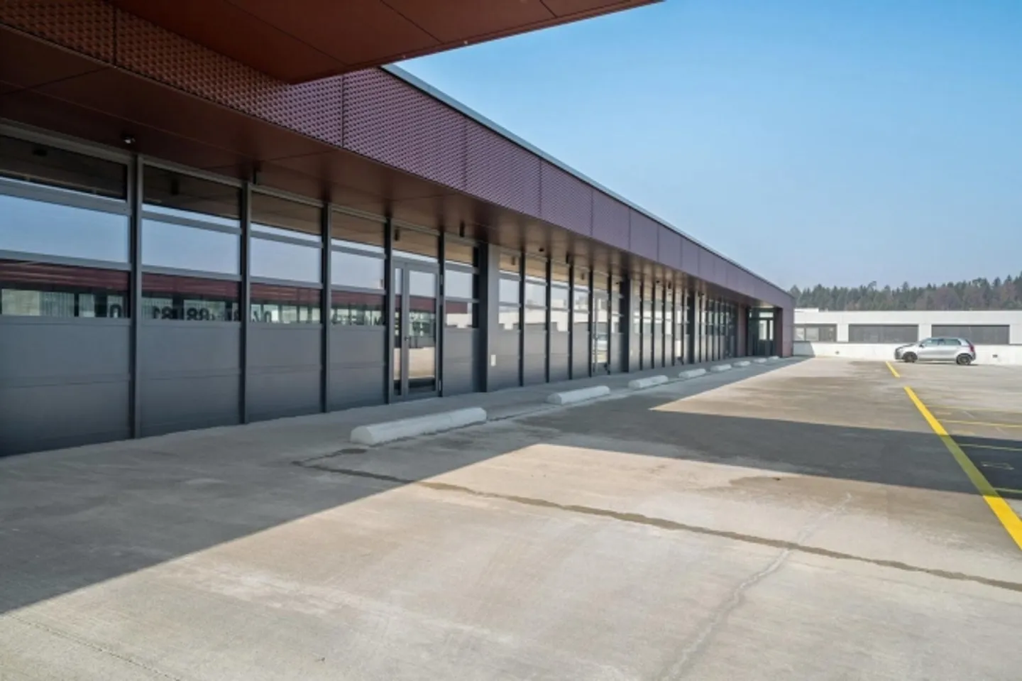 "Espaces commerciaux de plain-pied pour artisans et commerçants" - Photo 3 sur 8