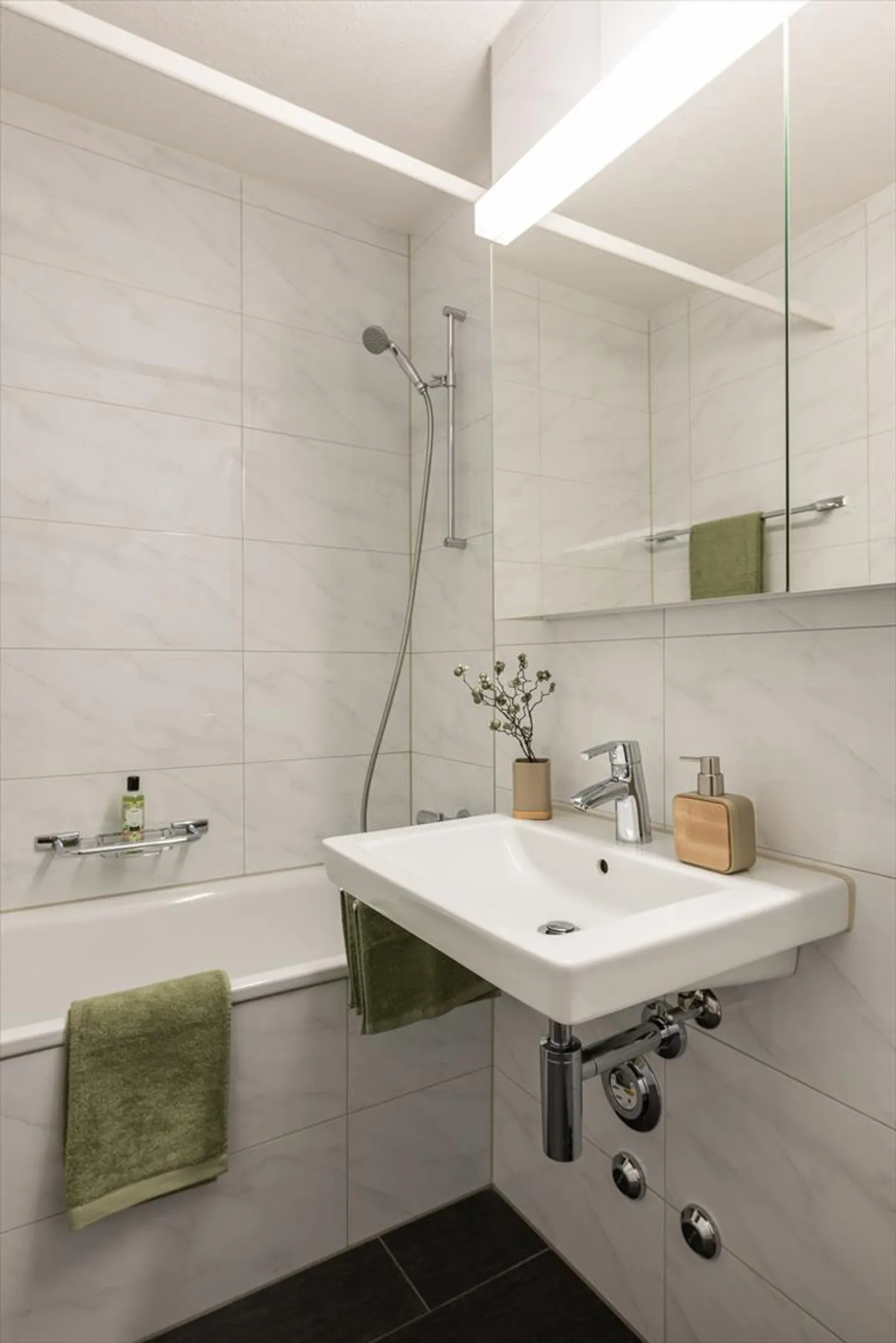 Very central yet in a quiet and green residential area - Photo 6 of 7