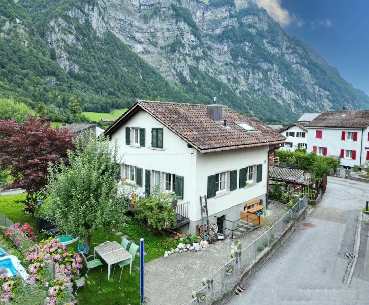 Casa unifamiliare indipendente con grande giardino e dintorni a Riedern GL - Foto 1 di 16