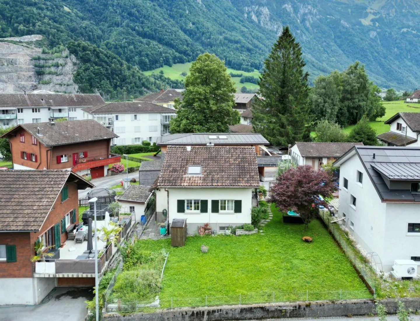 Casa unifamiliare indipendente con grande giardino e dintorni a Riedern GL - Foto 3 di 16