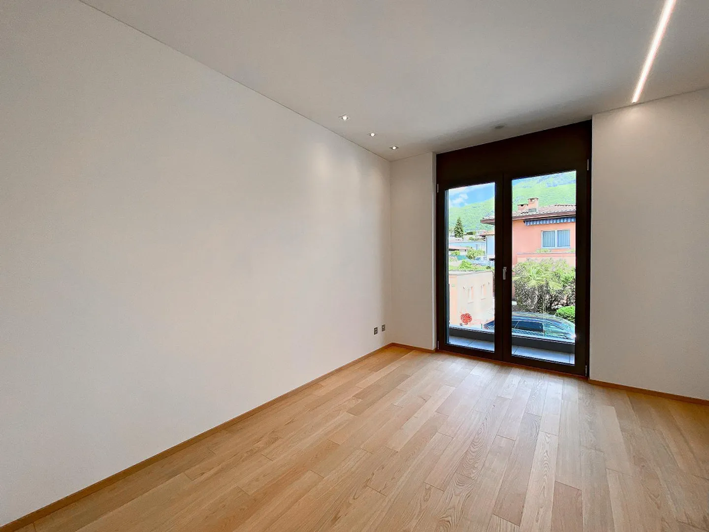 Appartement moderne de 3,5 pièces dans un emplacement privilégié à Comano - Photo 4 sur 8