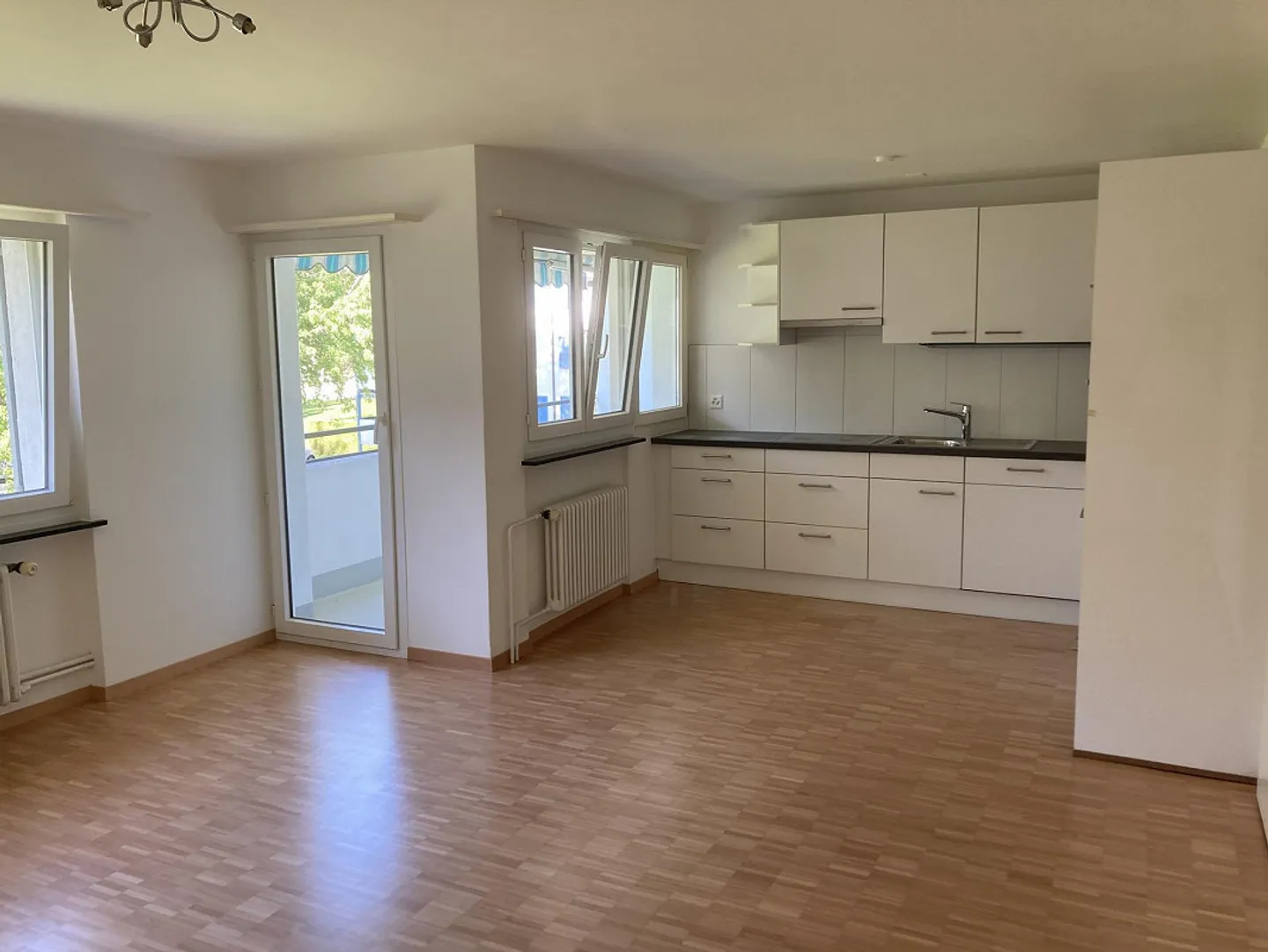 An interesting sunny 4-room apartment for rent - Photo 1 of 11