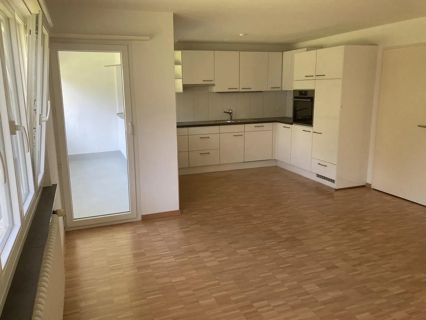 An interesting sunny 4-room apartment for rent - Photo 2 of 11