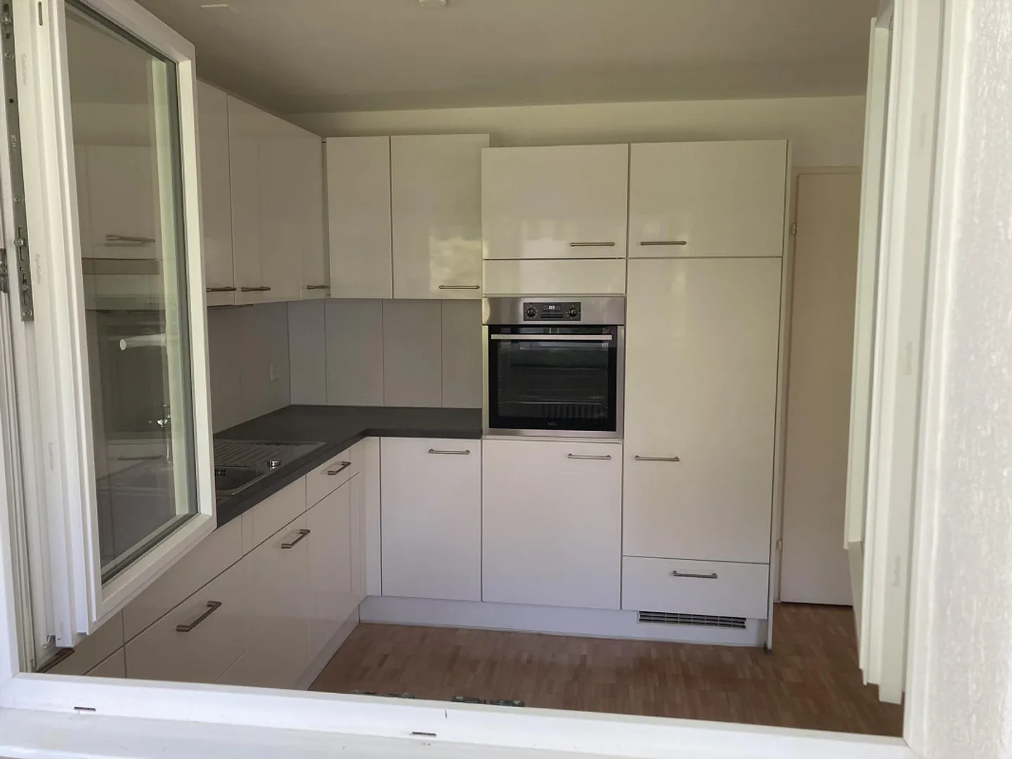 An interesting sunny 4-room apartment for rent - Photo 4 of 11