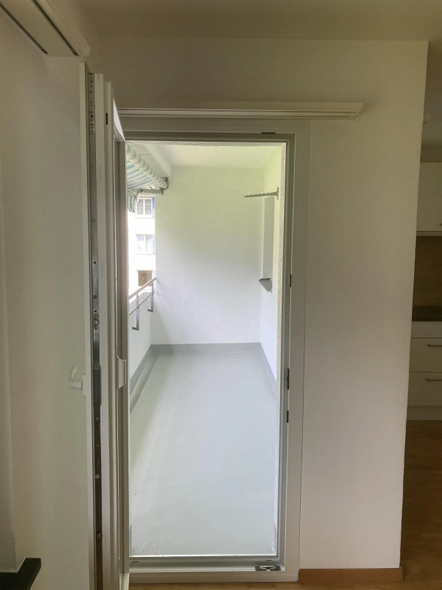 An interesting sunny 4-room apartment for rent - Photo 3 of 11