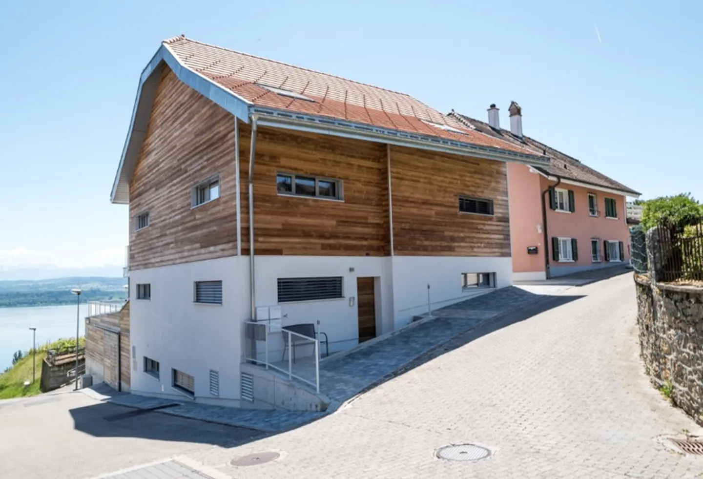Außergewöhnliches Duplex mit atemberaubendem Blick auf den Murtensee und die Alpen - Foto 2 von 15