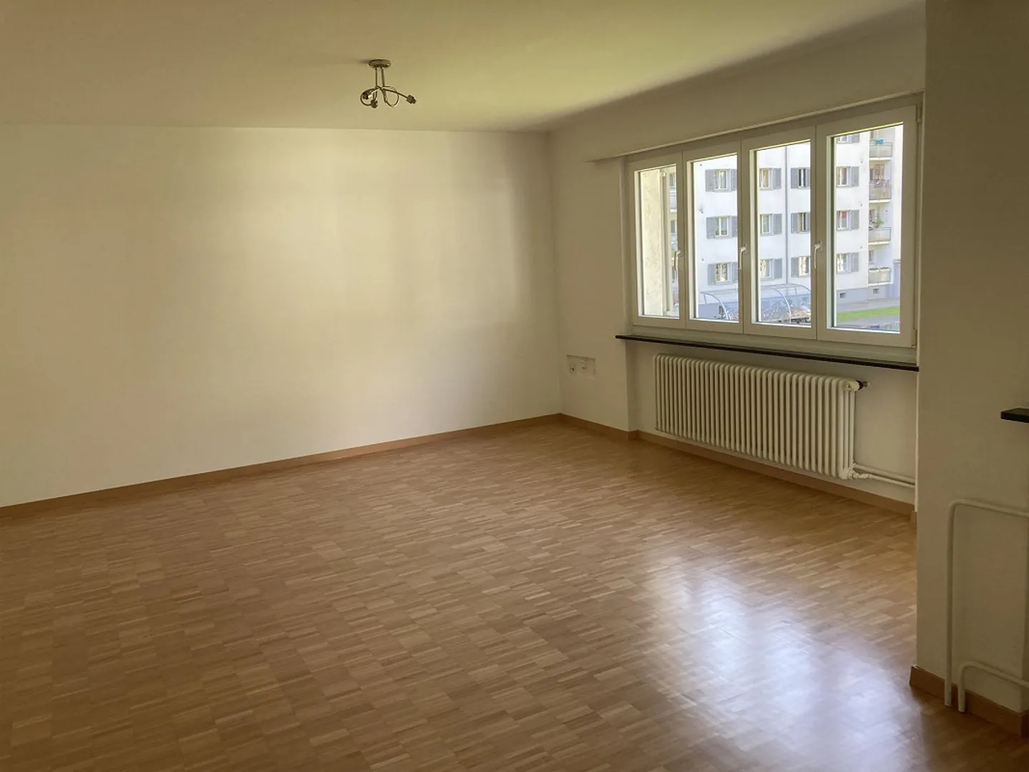 An interesting sunny 4-room apartment for rent - Photo 5 of 11